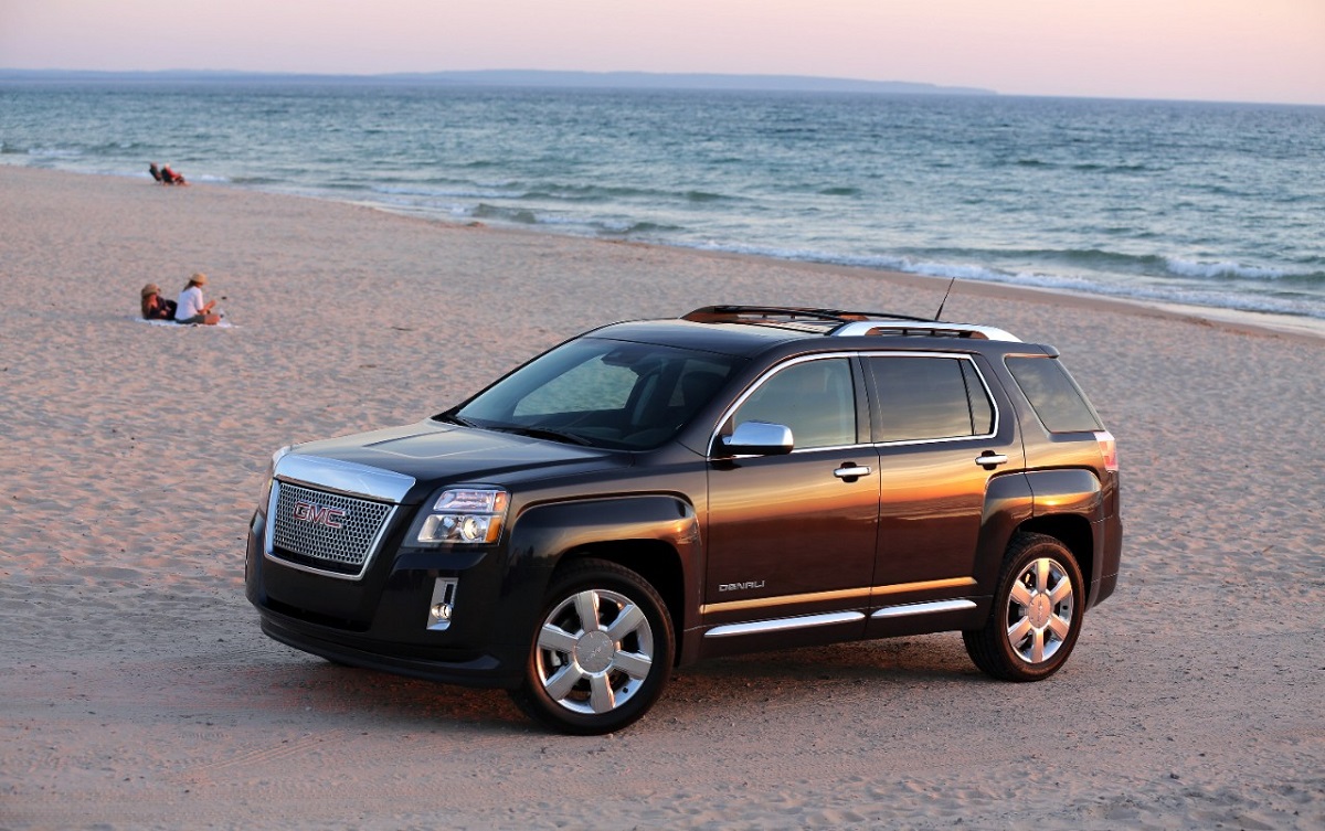 Comparison GMC Terrain Denali SUV 2015 vs Ford Explorer Limited
